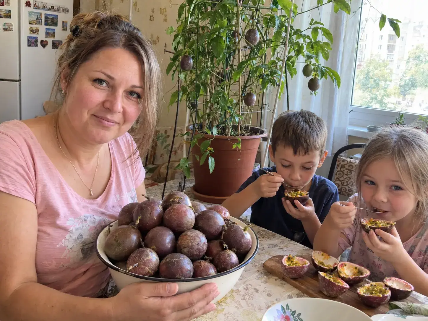 Розрізаний стиглий плід маракуї, ложка, м'якоть